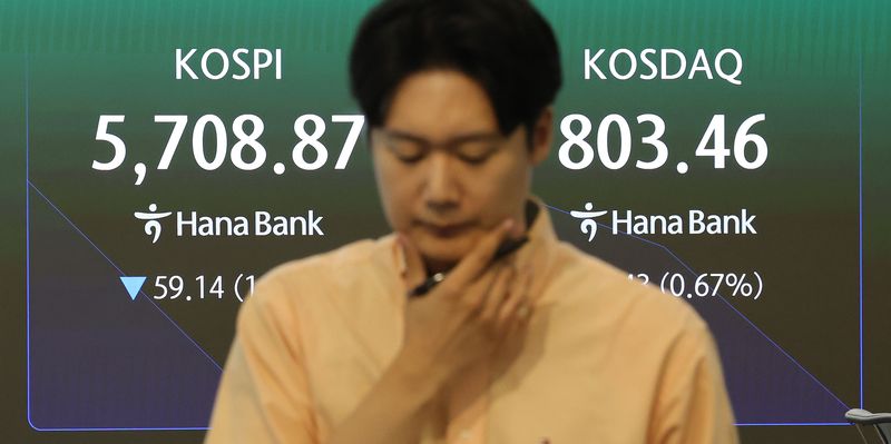코스피와 코스닥이 하락 출발한 20일 서울 중구 하나은행 본점 딜링룸 전광판에 코스피와 코스닥 지수가 표시돼 있다. 이날 오전 9시 2분 현재 코스피는 전장보다 58.27포인트(1.01%) 내린 5,709.74를 나타내고 있다. 코스닥은 3.52포인트(0.44%) 내린 805.37로 출발했다. /사진=연합뉴스