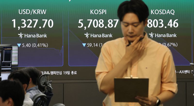 코스피와 코스닥이 하락 출발한 20일 서울 중구 하나은행 본점 딜링룸 전광판에 코스피와 코스닥, 원/달러 환율이 표시돼 있다. 이날 오전 9시 2분 현재 코스피는 전장보다 58.27포인트(1.01%) 내린 5,709.74를 나타내고 있다. 코스닥은 3.52포인트(0.44%) 내린 805.37로 출발했다. 사진=연합뉴스