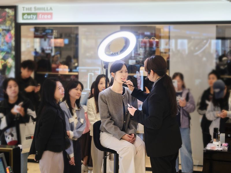 지난 14일 서울 중구 신라면세점 서울점에서 진행된 '지방시 뷰티 메이크업 쇼'에서 지방시 공식 메이크업 아티스트가 메이크업 시연을 선보이고 있다. 신라면세점 제공