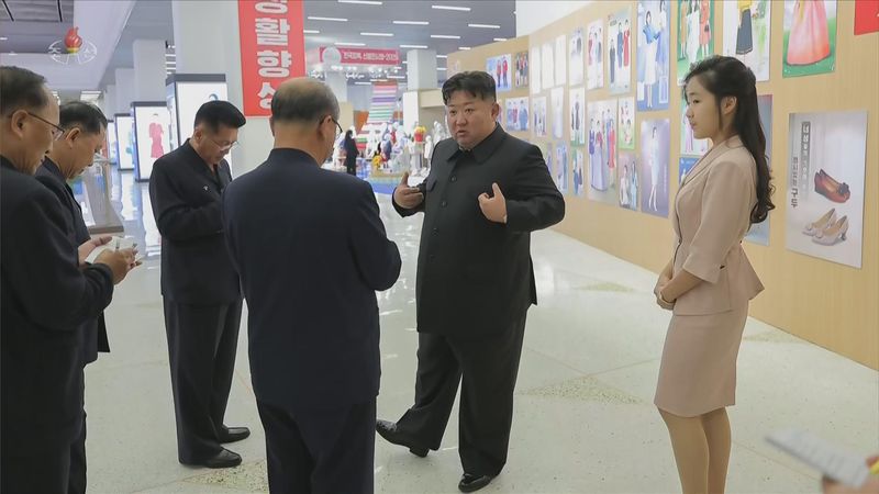 북한 조선중앙TV는 김정은 국무위원장이 지난 19일 경공업 부문 의류·신발 전시회장인 '전국피복, 신발전시회－2026'을 찾았다고 20일 보도했다. 조선중앙TV 갈무리