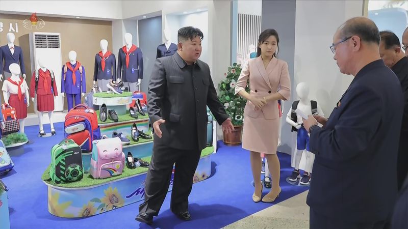 북한 조선중앙TV는 김정은 국무위원장이 지난 19일 경공업 부문 의류·신발 전시회장인 '전국피복, 신발전시회－2026'을 찾았다고 20일 보도했다. 조선중앙TV 갈무리