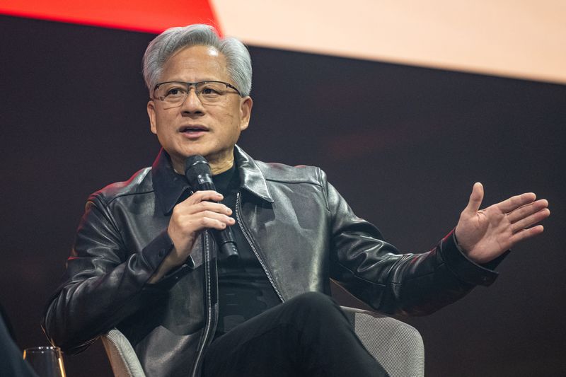 젠슨 황 엔비디아 최고경영자(CEO)가 지난 19일(현지 시간) 독일 베를린에서 열린 ‘독일 투자 서밋’(인베스트 인 저머니 서밋) 개막식에서 발언하고 있다. 젠슨 황은 "디지털 기술이 기존 제조업을 대체하는 것이 아니라 경쟁력을 높이는 수단이 될 것"이라며 "전자가 원자를 대체할 수 없듯이 인공지능(AI)은 우리의 역량을 강화할 뿐 대체하지 못한다. 따라서 이 기술을 적극 활용해야 한다"라고 말했다. 베를린=AP/뉴시스