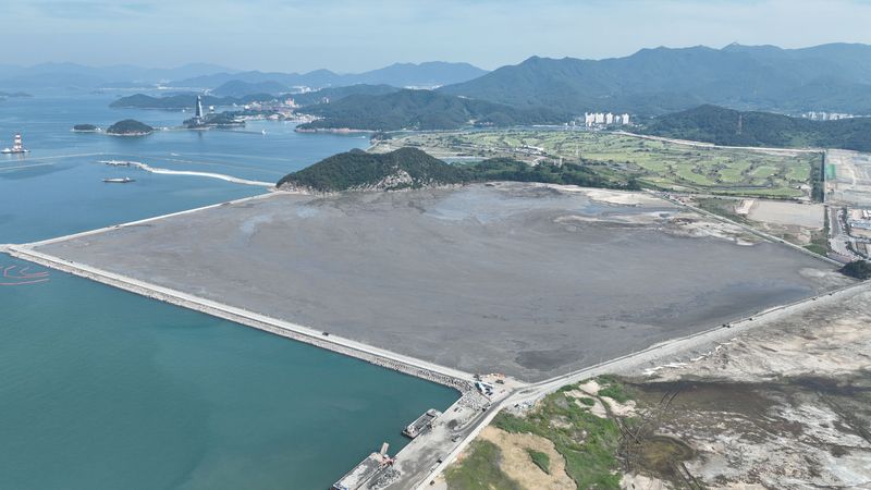 부산 신항 준설토 투기장 전경. 부산지방해양수산청 제공