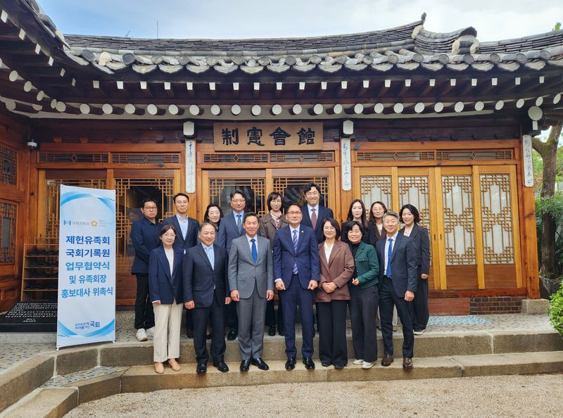 제헌국회의원 유족회와 국회기록원이 19일 서울 종로구 제헌국회전시관에서 업무협약을 체결했다. 제공=제헌국회의원 유족회