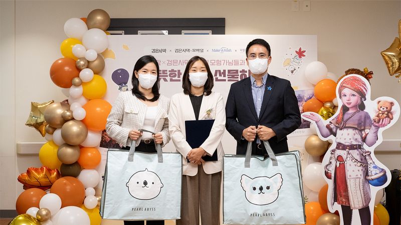 김세미 펄어비스 인사문화실장(왼쪽부터), 박아경 국립암센터 의료사회복지팀 팀장, 송영대 메이크어위시 코리아 사무총장이 지난 16일 국립암센터를 찾아 환아들에게 기부금과 물품을 전달하고 있다. 펄어비스 제공