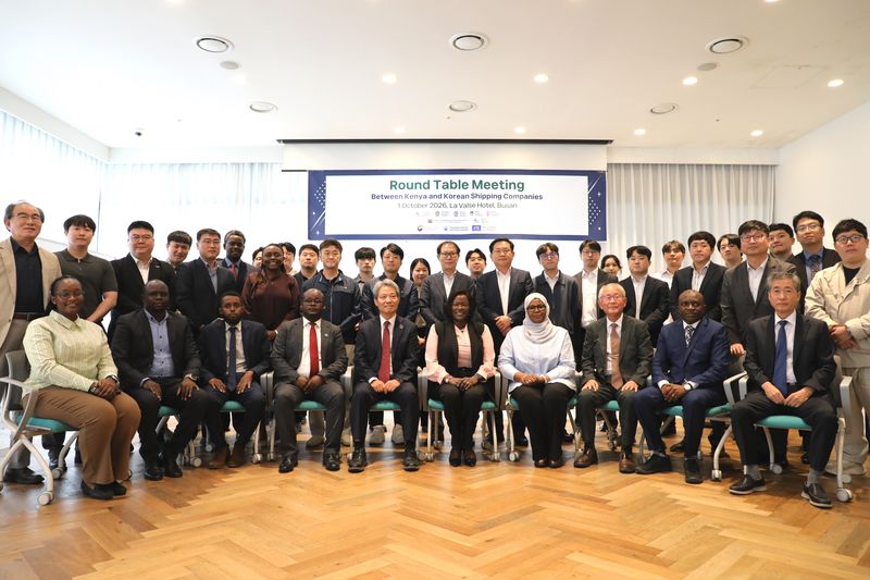 지난 1~2일 열린 ‘해기 인력공급 다변화 원탁회의’에서 한국해양수산연수원과 케냐 정부, 국내 18개 해운선사 관계자들이 함께 기념촬영하고 있다. 한국해양수산연수원 제공