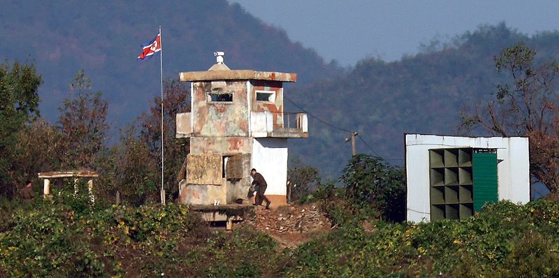 지난 20일 오전 파주시 접경지역에서 바라본 북한군 초소에 대남 확성기가 보이고 있다. 김여정 북한 노동당 총무부장은 군사분계선(MDL) 월선에 대응한 한국 군의 경고 방송 및 사격에 반발하며 대남 확성기 방송 재개를 검토하겠다고 위협했다. 뉴시스