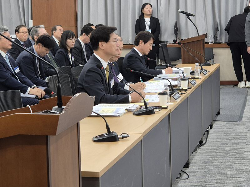 20일 대전 한국과학기술원(KAIST) 본원에서 열린 과학기술정보방송통신위원회 국정감사에 출석한 김영식 국가과학기술연구회(NST) 이사장(앞줄 왼쪽). 사진=연지안 기자