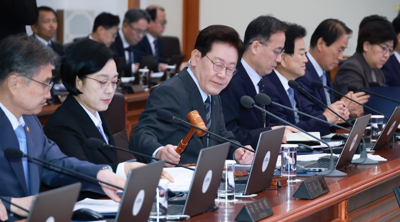 이재명 대통령이 20일 청와대에서 열린 국무회의에서 의사봉을 두드리고 있다. 청와대통신사진기자단