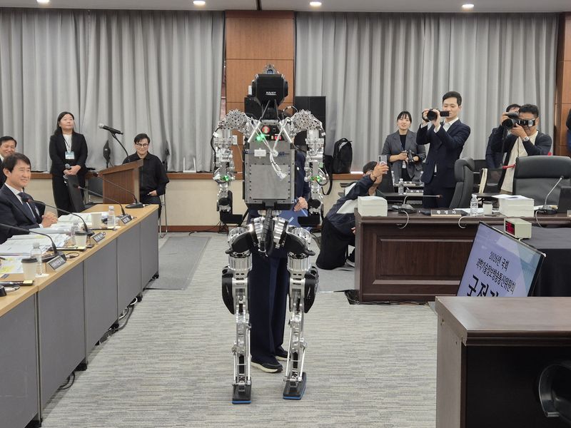 20일 대전 한국과학기술원(KAIST) 본원에서 열린 과학기술정보방송통신위원회 국정감사에 카이스트의 휴머노이드 로봇이 등장했다. 이 로봇은 자율적으로 움직이는 게 특징으로 이날 문워크 춤을 선보이며 퇴장했다. 사진=연지안 기자
