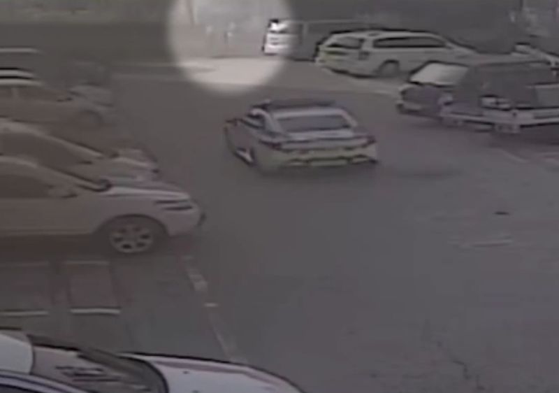 지난 9월 29일 오후 4시 45분께 전북 익산시 한 아파트에서 보이스피싱 피해자로부터 현금 1750만 원을 전달받으려던 수거책이 현장에서 잠복하던 경찰관에 의해 현행범 체포됐다.(전북경찰청 제공. 재판매 및 DB 금지)