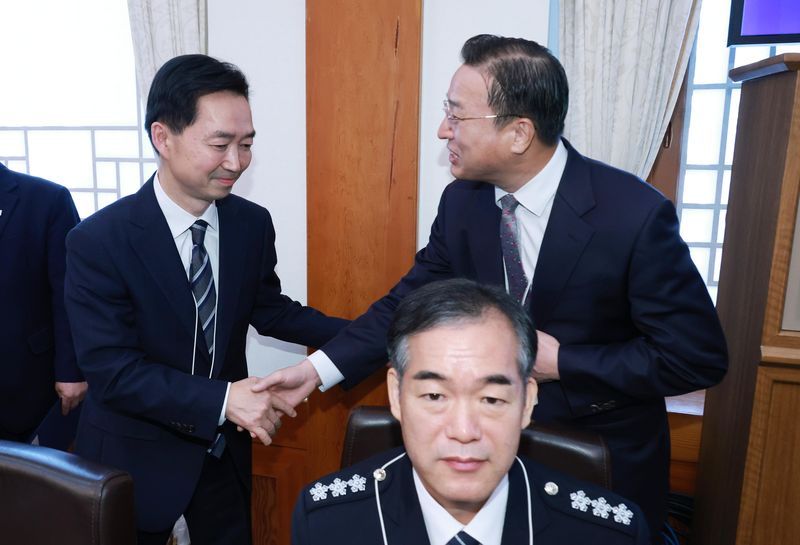 김지용 중대범죄수사청장(왼쪽)과 이정현 공소청장 직무대행이 지난 20일 청와대에서 열린 국무회의에서 악수를 하고 있다. 뉴시스