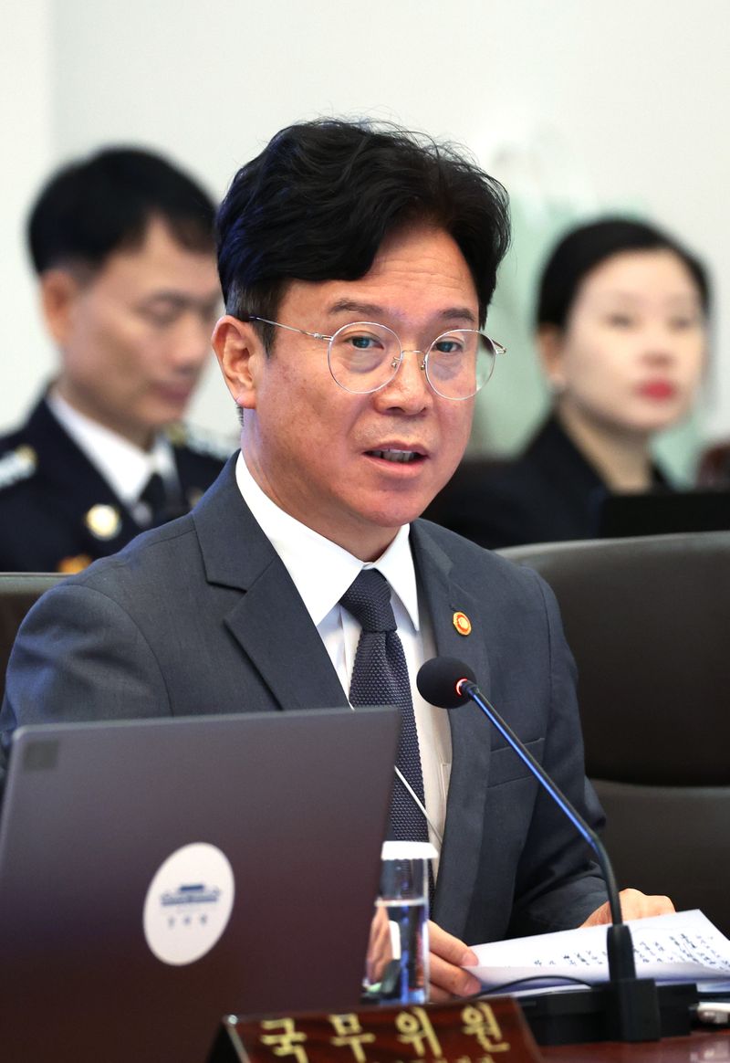 김영훈 고용노동부 장관이 20일 청와대에서 이재명 대통령 주재로 열린 국무회의에서 업무 보고를 하고 있다. 연합뉴스