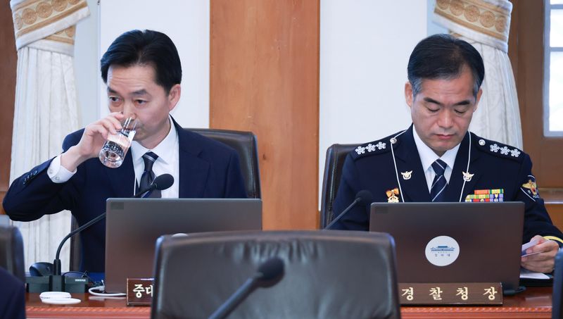 김지용 중대범죄수사청장과 김종철 경찰청장 직무대행이 20일 청와대에서 열린 국무회의에 참석하고 있다. (청와대통신사진기자단) 2026.10.20 ⓒ 뉴스1 허경 기자