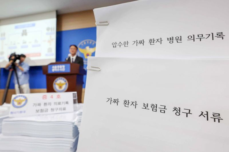 사진은 서울 마포구 서울경찰청 광역수사대에서 실시된 보험사기특별법 혐의로 검거된 병원장 및 조직폭력배, 브로커 등 일당 174명에 대한 브리핑 현장에 가짜 환자 병원 의무기록과 보험금 청구 서류 등 압수품이 공개돼 있다. 2024.5.28 ⓒ 뉴스1 민경석 기자