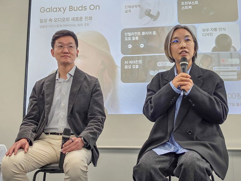 20일 열린 삼성전자 갤럭시 버즈 온 미디어 브리핑에서 삼성전자 MX사업부 웨어러블 상품기획그룹 이명환 그룹장과 남현정 프로가 발표하고 있다. 삼성전자 제공