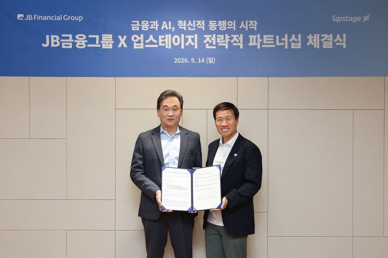 김기홍 JB금융그룹 회장(왼쪽)과 국내 인공지능(AI) 기술 기업 업스테이지 김성훈 대표가 지난달 14일 '금융·AI 기술 및 사업 협력을 위한 전략적 파트너십(MOU)' 체결 후 기념촬영을 하고 있다.
