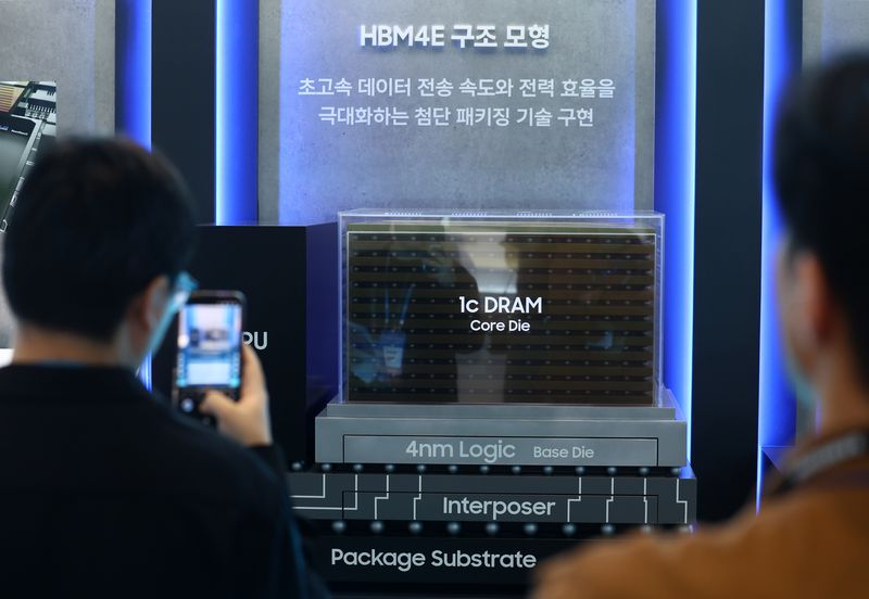 [서울=뉴시스] 전신 기자 = 14일 서울 강남구 코엑스에서 열린 제28회 반도체대전(SEDEX 2026)에서 관람객들이 삼성전자 부스를 둘러보고 있다. 2026.10.14. photo1006@newsis.com