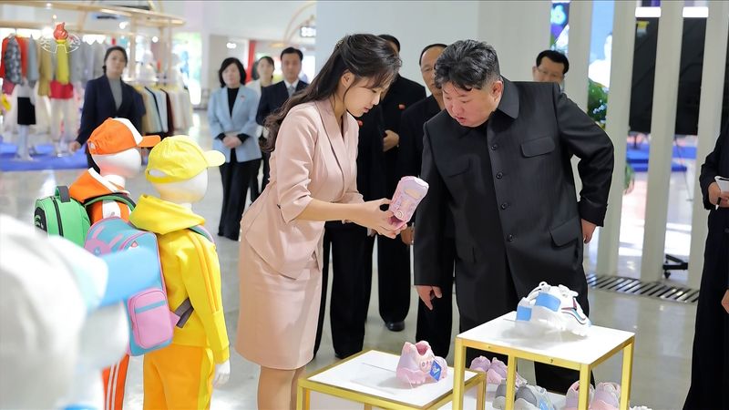 김정은 국무위원장이 지난 19일 '전국피복, 신발전시회-2026'을 찾아 딸 주애가 들어 보이는 분홍색 아동용 운동화를 살펴보고 있다. 사진=조선중앙TV 화면, 연합뉴스