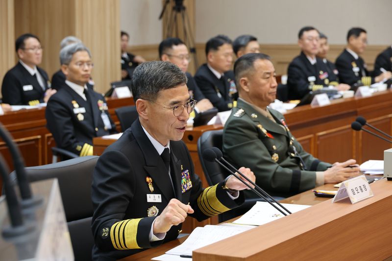 김경률 해군참모총장이 20일 오전 충남 계룡시 계룡대에서 열린 국회 국방위원회의 해군본부 등에 대한 국정감사에서 의원 질의에 답변하고 있다. 연합뉴스