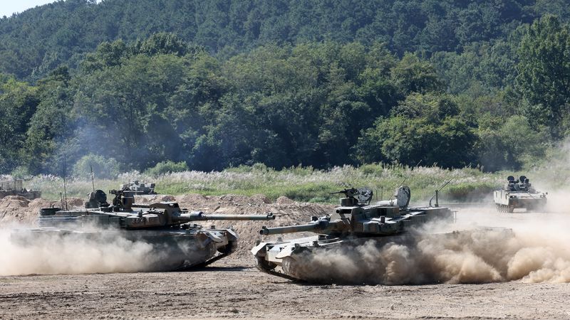 지난 9월 21일 충남 계룡대 활주로에서 열린 2026 지상군페스티벌 현장 공개에서 K2전차가 전투시현을 하고 있다. 뉴스1 제공