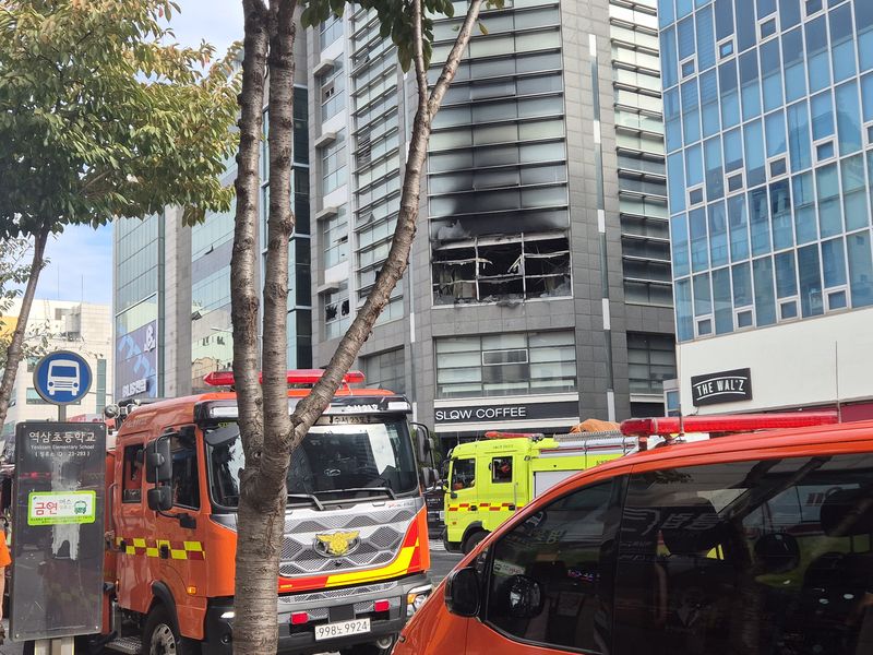 20일 서울 강남구 역삼동의 한 상가에서 화재가 발생해 소방대원들이 화재 진압을 하고 있다. 독자 제공