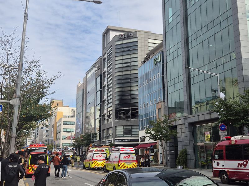 20일 서울 강남구 역삼동의 한 상가에서 화재가 발생해 소방대원들이 화재 진압을 하고 있다. 독자 제공