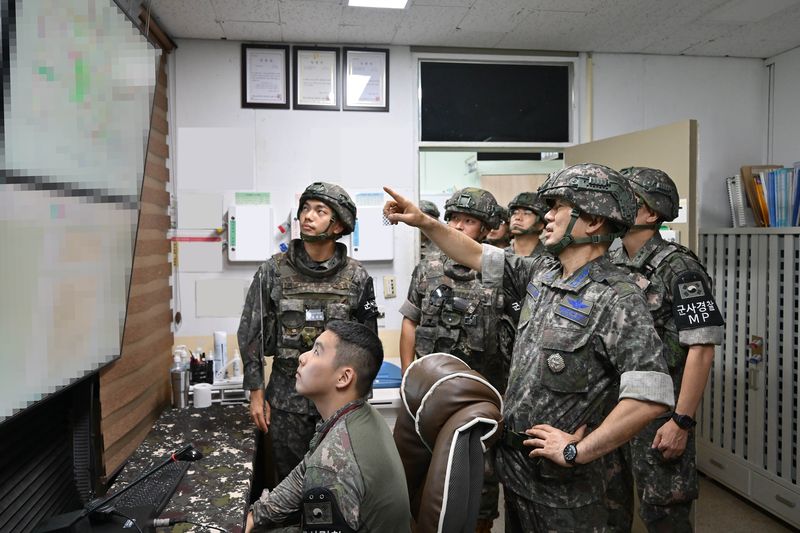 진영승 합동참모의장이 18일 7사단 전방 GP·GOP 부대를 방문해 경계작전태세를 확인하고 있다. 뉴시스