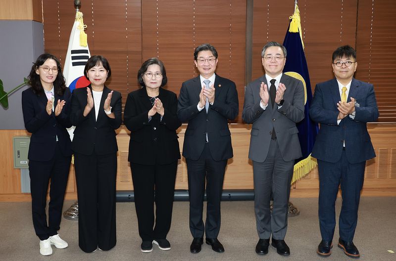 이억원 금융위원장이 20일 오후 서울 종로구 정부서울청사에서 제6기 금융위원회 옴부즈만 위촉식을 개최하고, 문미란 한국소비자단체협의회장을 위원장으로 총 5명의 외부전문가를 옴부즈만 위원으로 위촉했다. 금융위원회 제공