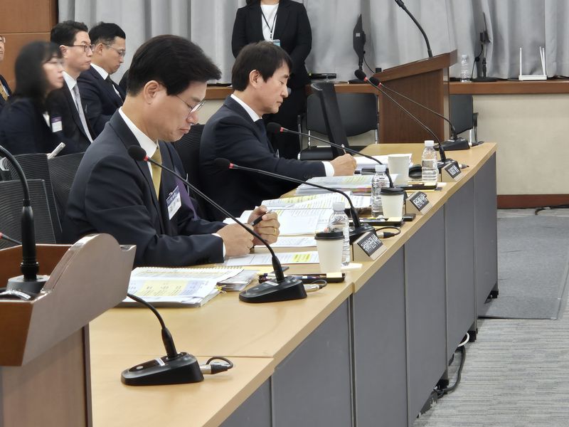 20일 대전 한국과학기술원(KAIST) 본원에서 열린 과학기술정보방송통신위원회 국정감사에 출석한 김영식 국가과학기술연구회(NST) 이사장(앞줄 왼쪽)이 의원들의 질의를 들으며 관련 자료를 보고 있다. 사진=연지안 기자