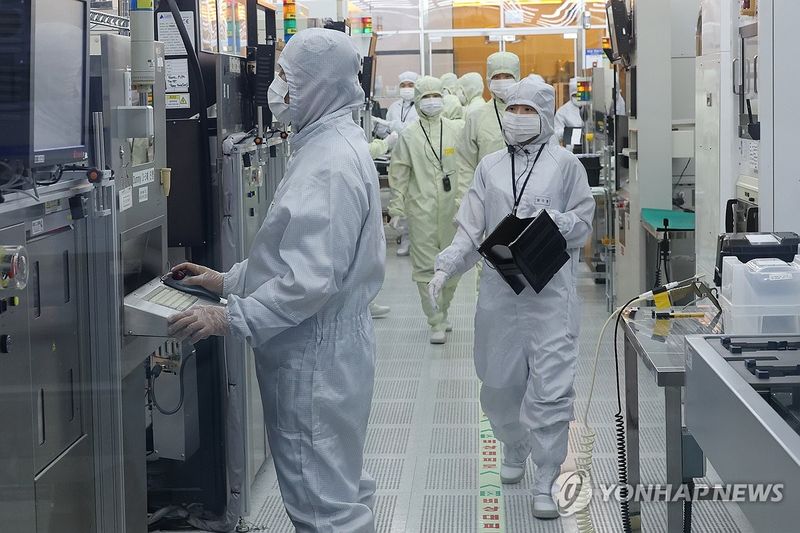 대전 나노종합기술원 반도체 팹의 연구원들 (출처=연합뉴스)