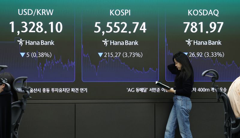 20일 오후 서울 중구 하나은행 본점 딜링룸 전광판에 코스피 등 종가가 표시되고 있다. 뉴스1