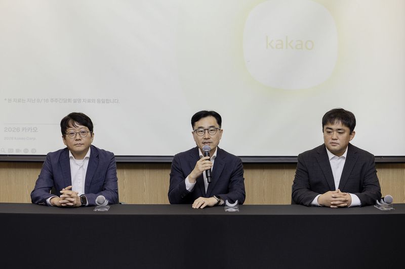 신종환 카카오 CFO(왼쪽부터), 김도영 카카오X 대표 내정자, 전현수 카카오 비즈니스 성과리더가 20일 서울 여의도 FKI타워컨퍼런스센터에서 열린 소액주주 간담회에서 답변하고 있다. 카카오 제공