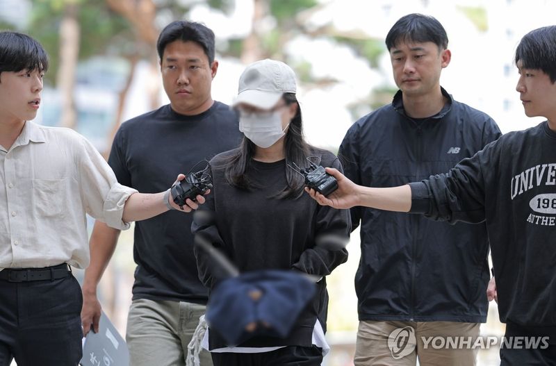 현주건조물방화 혐의를 받는 30대 여성 A씨가 20일 구속 전 피의자 심문(영장실질심사)을 위해 서울동부지법에 출석하고 있다. 연합뉴스