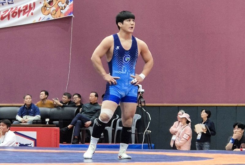 김현우가 20일 제주시 제주복합체육관에서 열린 제107회 전국체육대회 레슬링 남자 일반부 그레코로만형 82㎏급 결승에서 모니터를 바라보고 있다. /사진=연합뉴스
