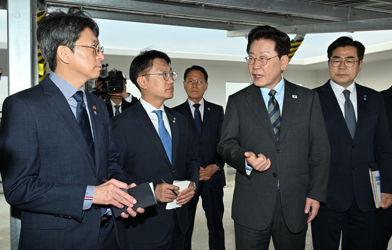 이재명 대통령이 20일 인천 계양구 공공주택지구를 찾아 관계자와 3기 신도시에 대한 대화를 하고 있다. 2026.10.20 ⓒ 뉴스1 이재명 기자