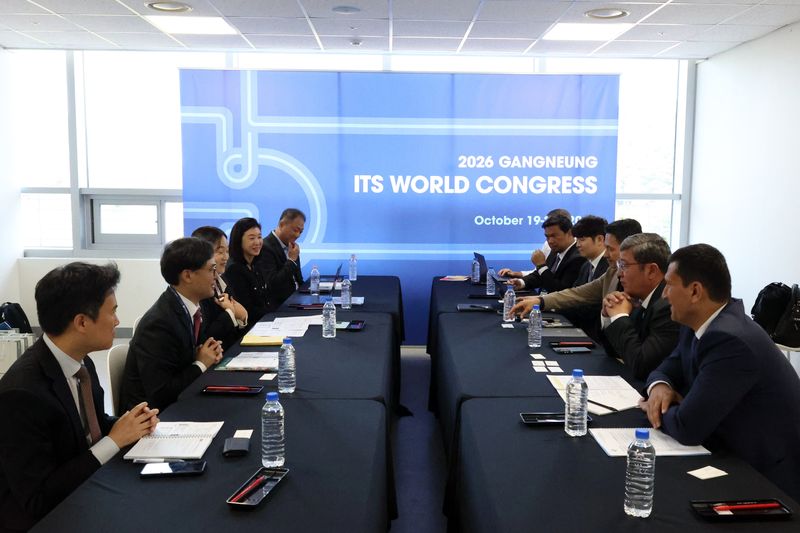 허청회 ITS Korea 회장과 우즈베키스탄 교통부 차관, ADB 관계자들이 20일 강릉 ITS 세계총회 전시장 105호에서 열린 협력회의에서 ITS 분야 기술협력 및 사업 발굴방안을 논의하고 있다. ITS Korea 제공