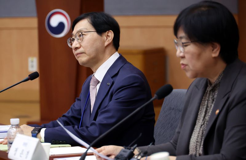 [서울=뉴시스] 박영태 기자 = 김성주 국민연금공단 이사장이 20일 오후 서울 종로구 정부서울청사 별관 국제회의실에서 열린 2026년도 제7차 국민연금기금운용위원회에 참석해 정은경 보건복지부 장관의 발언을 듣고 있다. 2026.10.20. since1999@newsis.com