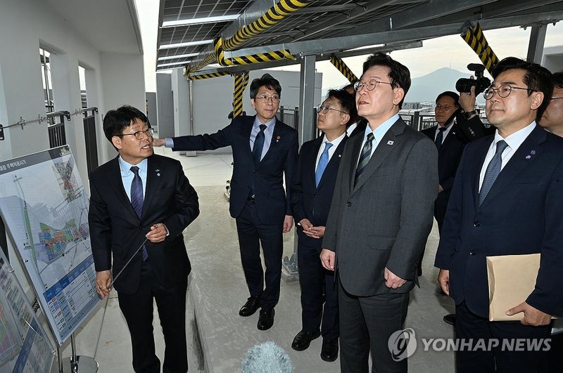 이재명 대통령이 20일 3기 신도니 인천 계양 공공주택지구 현장을 찾아 보고를 듣고 있다. 연합뉴스