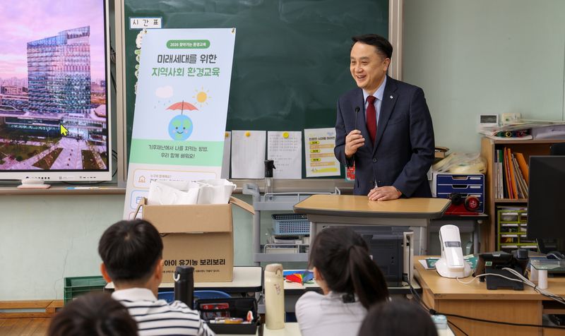 이성우 한전KDN ESG경영처장이 지난 15일 불로초등학교에서 학생들에게 교육 내용을 설명하고 있다. 한전KDN 제공