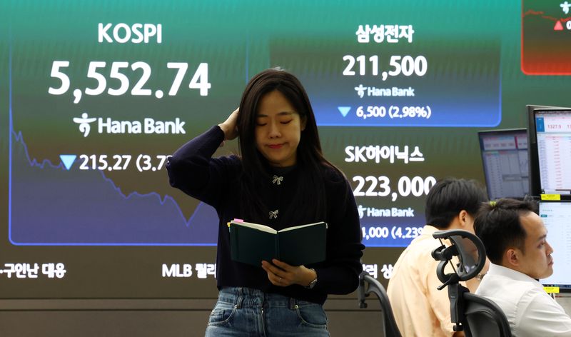 코스피가 215.27p(3.73%) 하락한 5552.74로 마감한 20일 서울 중구 하나은행 본점 딜링룸 전광판에 코스피 등이 표시돼 있다. 연합뉴스