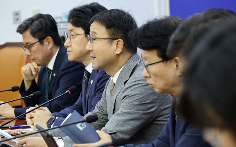 더불어민주당 한병도 원내대표(왼쪽 세번째)가 20일 국회에서 열린 국정감사 대책 회의에서 발언하고 있다. 연합뉴스