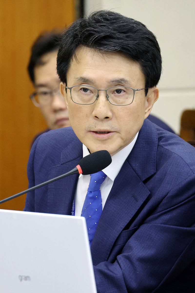 한미전략투자공사 박종원 사장이 20일 국회 재정경제기획위원회 국정감사에서 의원 질의에 답하고 있다. 연합뉴스