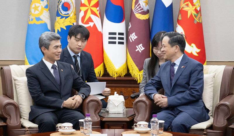 강신철 국방부 장관(왼쪽)이 20일 서울 용산 국방부를 방문한 다이빙 주한중국대사와 만나 대화하고 있다. 국방부 제공