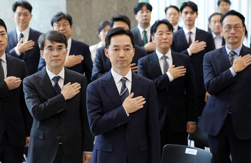 김지용 중대범죄수사청장(맨 앞)이 20일 서울 중구 중수청에서 열린 취임식에서 국기에 대한 경례를 하고 있다.뉴시스