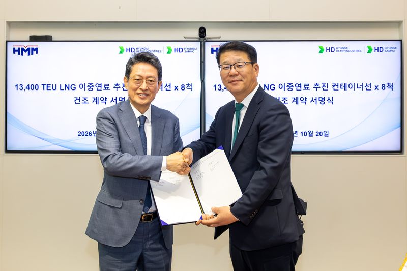 20일 판교 HD현대 글로벌R&D센터(GRC)에서 진행된 1만3000TEU급 LNG 이중연료 컨테이너선 건조 계약 서명식에서 최원혁 HMM 대표이사 사장(왼쪽)과 여용화 HD현대중공업 선박영업본부장 부사장이 기념촬영을 하고 있다. HMM 제공
