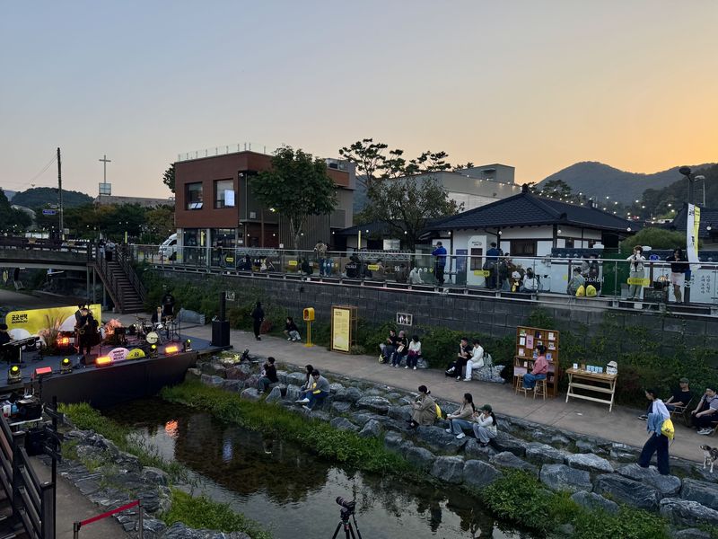 지난 16일 충남 공주 제민천 인근 수변무대에서 시민들이 재즈 공연을 보고 있다. 카카오 제공