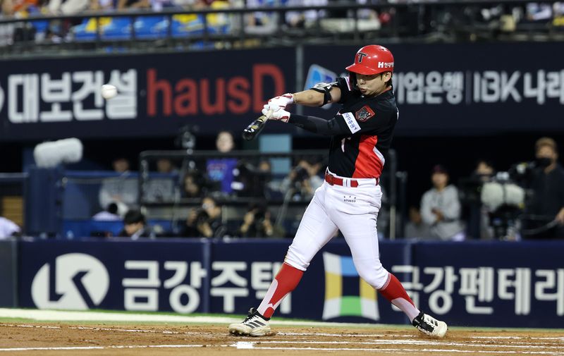 20일 오후 서울 잠실야구장에서 열린 프로야구 2026 신한 SOL KBO 포스트시즌 준플레이오프 3차전 KIA 타이거즈와 LG 트윈스의 경기, 2회초 1사 만루상황 KIA 박정우가 1타점 적시타를 치고 있다. 뉴스1