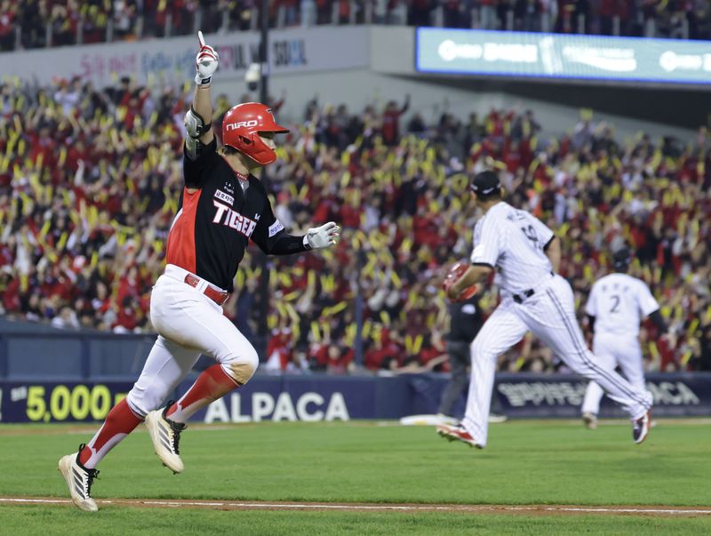 20일 서울 잠실야구장에서 열린 KBO 프로야구 포스트시즌 준플레이오프 3차전 KIA 타이거즈와 LG 트윈스의 경기. 1사 만루 상황에서 KIA 박정우가 1타점 적시타를 친 뒤 세리머니를 하고 있다. 연합뉴스