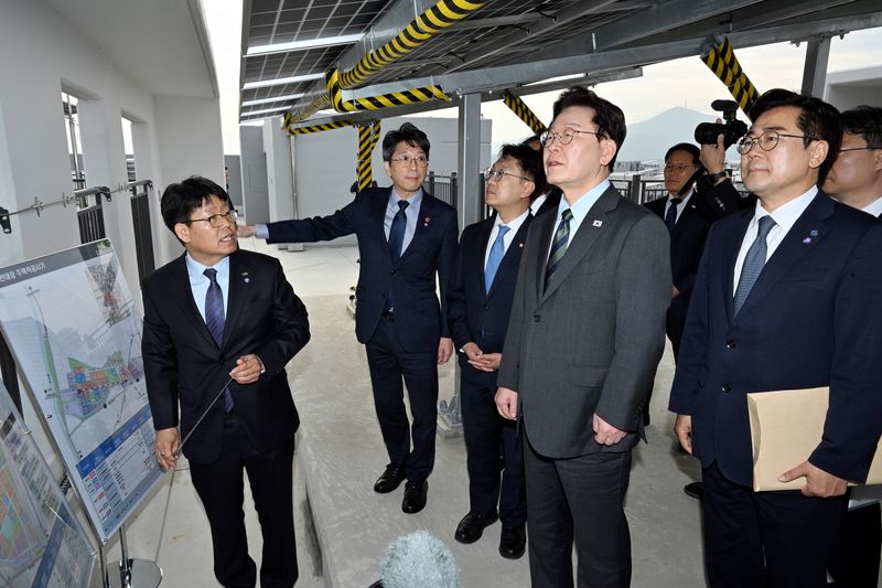 이재명 대통령이 20일 인천 계양 공공주택지구에서 3기 신도시 현장 시찰을 하고 있다. 청와대통신사진기자단